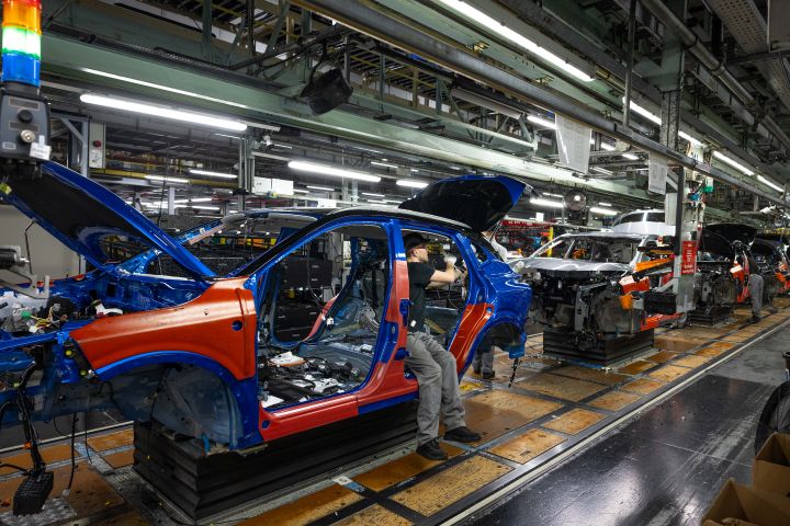 Mehrere Nissan Qashqai werden am Fließband in Nissan Sunderland zusammengebaut