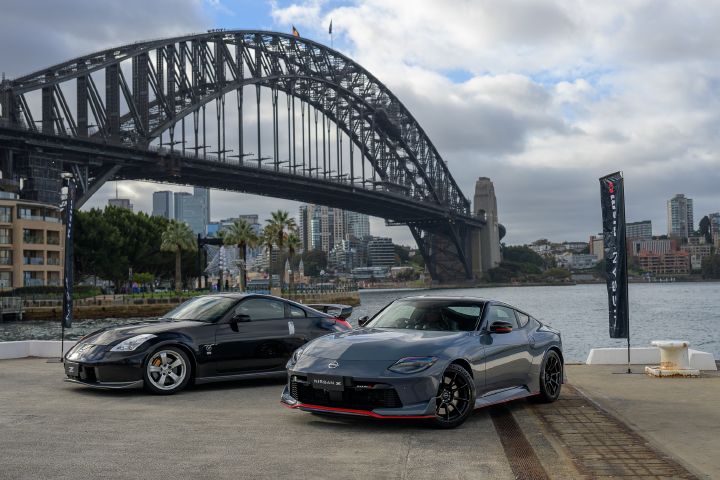 A black Fairlady Z NISMO 380RS and stealth gray Z NISMO in front of the Sydney harbor bridge.