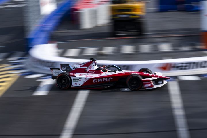 Seitenansicht von Norman Nato im Auto mit der Startnummer 23 bei hoher Geschwindigkeit während des E-Prix-Wochenendes in Sanya.