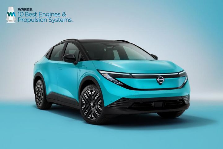 Front right ¾ angle of the 2026 Nissan LEAF, a Wards 10 best logo is in the top left corner.