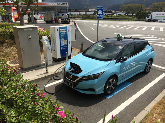 新型 日産リーフ 全車導入の熊本県 株式会社おしろタクシー に感謝状贈呈 1804