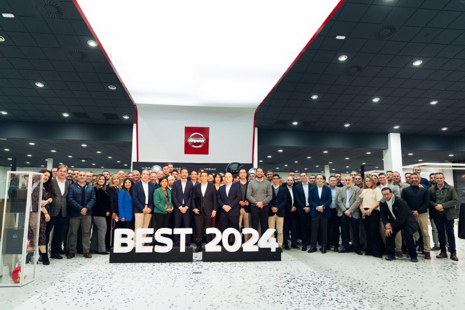 Foto de familia en la entrega del Nissan Global Award a Gamboa