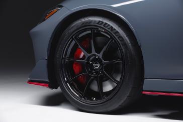 To deliver maximum road feel and traction, Z NISMO wears Dunlop® SP SPORT MAXX GT600 tires, fitted to lightweight, NISMO-specific, gloss black RAYS 19-inch wheels. 