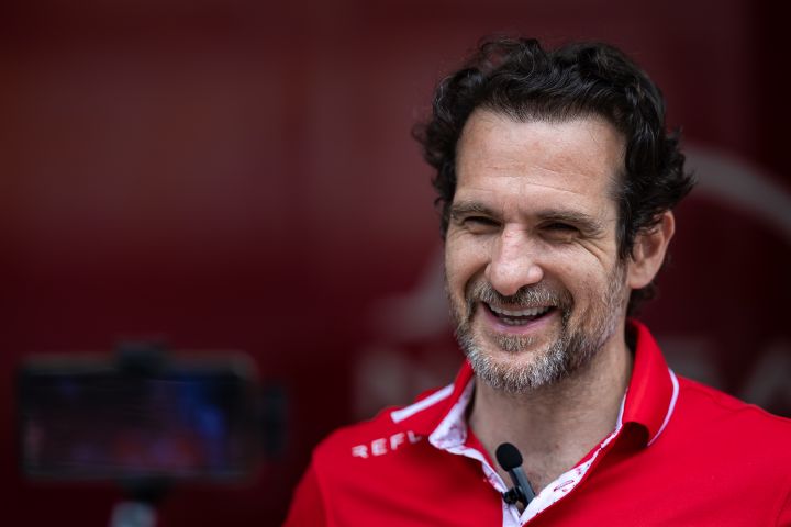 Tommaso Volpe lächelt, während er sein rotes Team-Polohemd trägt.