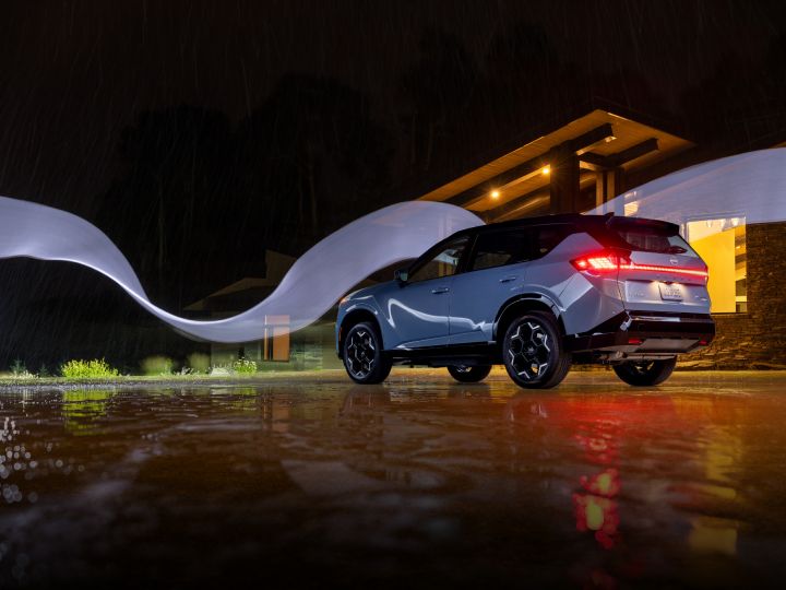 立体感のあるボディ造形とシャープなキャラクターラインを備えた新型日産ローグ ハイブリッド。静止した状態でも躍動感と力強さを感じさせるデザインが特徴。