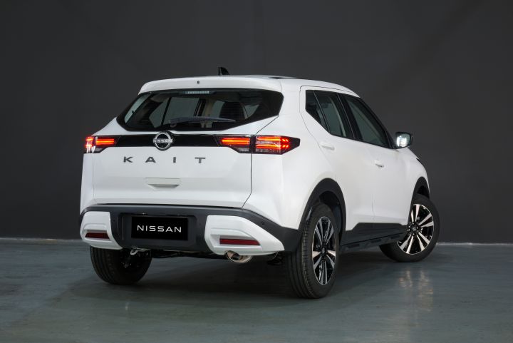 Nissan Kait visto de 3-4 de traseira, lateral direita