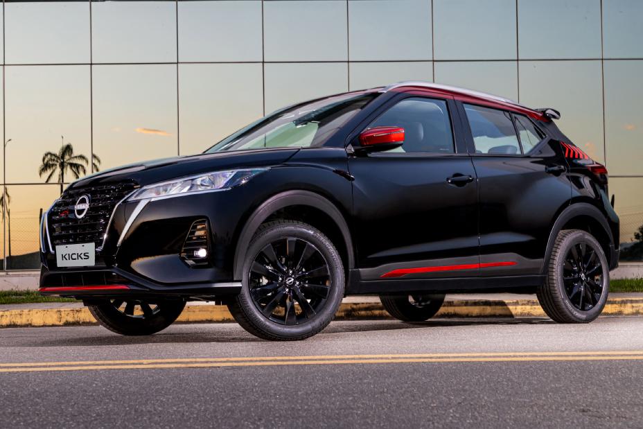 La Nissan Kick XPlay estacionada enfrente de un edificio con varios espejos.