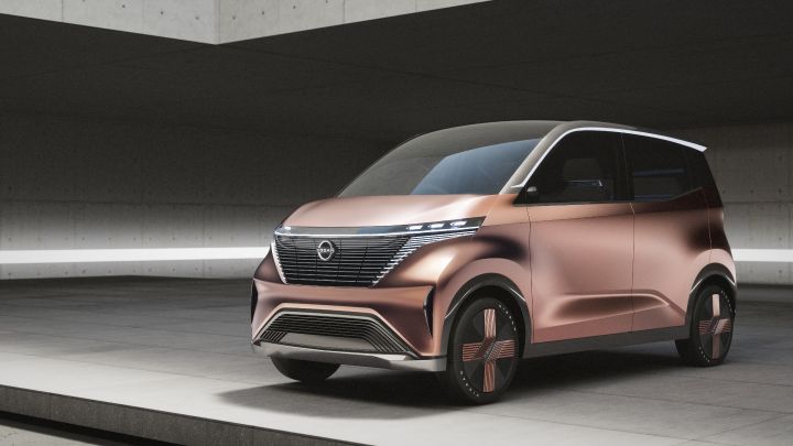 Vue avant à angle droit du véhicule concept IMk dévoilé par Nissan