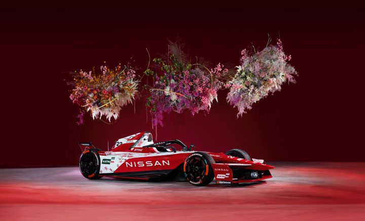 Nissan Formula E Team, nieuwe livery seizoen 11, bloemen boven Nissan e‑4ORCE 05
