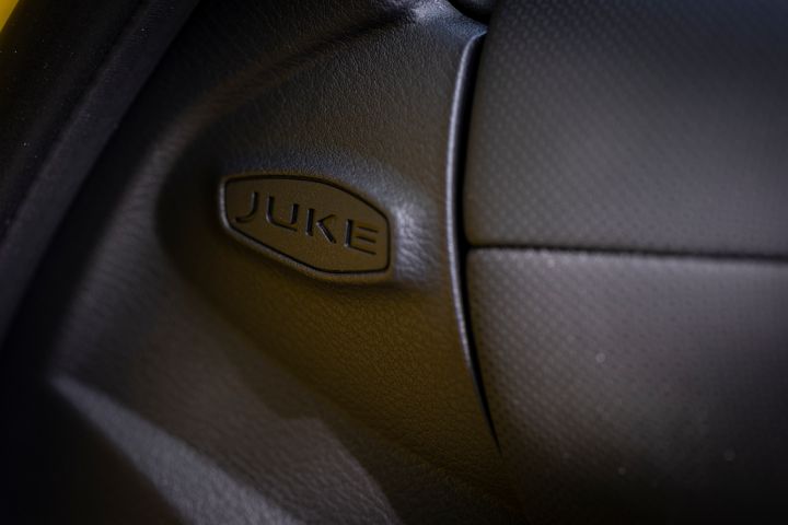 Zbliżenie na logo JUKE z boku deski rozdzielczej