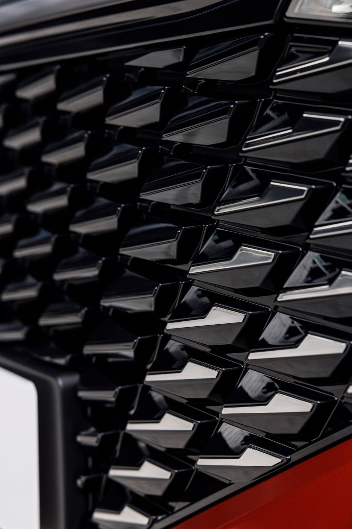 Een detailopname van het geblokte, zwarte profiel van de grille van de nieuwe Nissan Qashqai