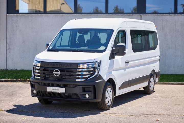 3/4 Frontansicht eines weißen Nissan Interstar-e mit MobiTEC Ausbau, der bei Sonnenschein vor einem Gebäude steht