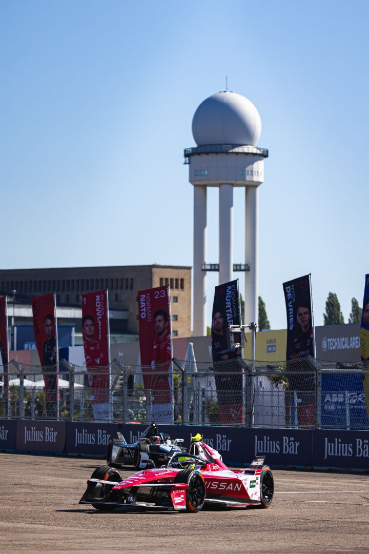 Nissan Formula E Fahrer Oliver Rowland biegt beim Berlin E-Prix nach rechts ab