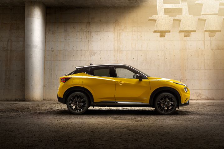 Gelber Nissan Juke Seitenansicht auf hellem Untergrund