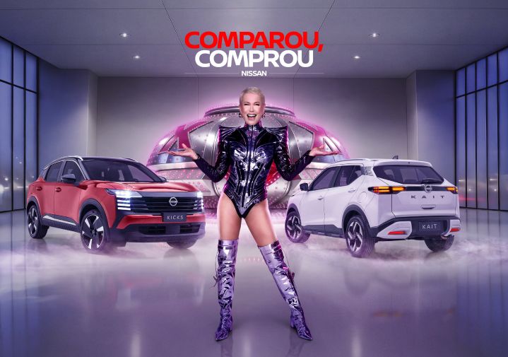 Apresentadora infantil Xuxa Meneghel entre os SUVs da Nissan Kait e Kicks em um showrrom de concessionária estilizado como se fosse o Xou da Xuxa