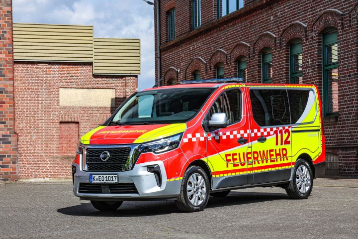 Nissan Primastar Feuerwehr Mannschaftstransport Holzapfel von schräg vorne