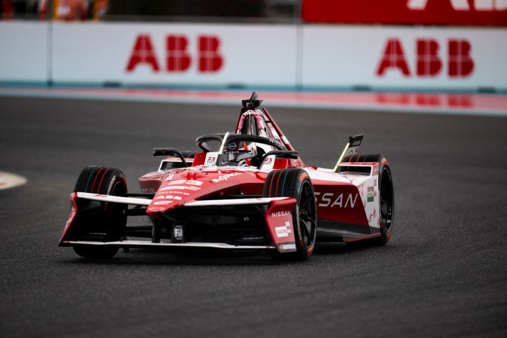 Frontalaufnahme von Norman Nato im Nissan e‑4ORCE 05 mit der Startnummer 23, der während des Miami E-Prix nach rechts in eine Kurve einbiegt, im Hintergrund sind weiße ABB-Werbetafeln zu sehen.
