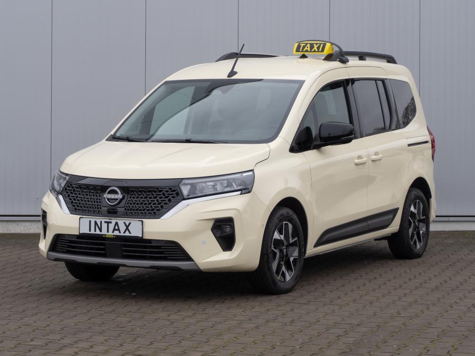 Die Fotos zeigen verschiedene Ausführungen und Sonderausstattungen der Nissan Modelle Townstar, Qashqai, X‑Trail, Ariya und Primastar für das Taxigewerbe.