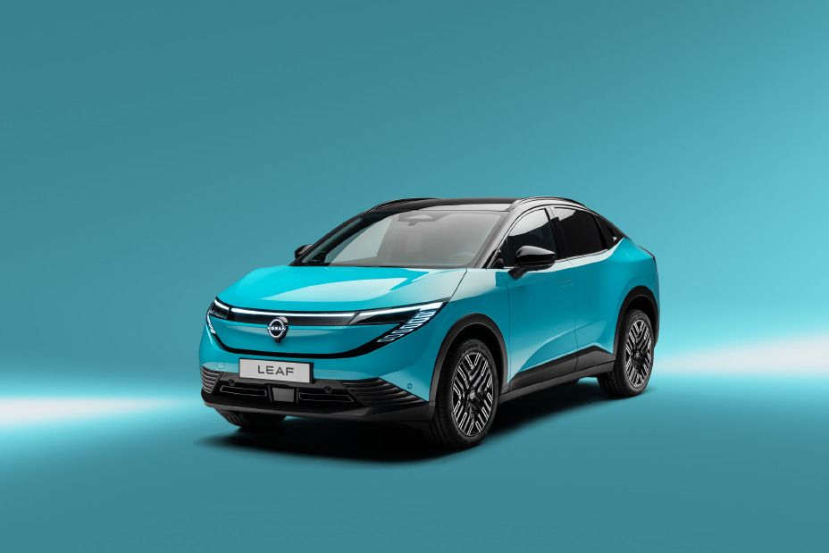 Vue du ¾ avant de la nouvelle LEAF en couleur lumineuse montrant le badge Nissan, la calandre, le pare-brise, les roues et les rétroviseurs extérieurs.