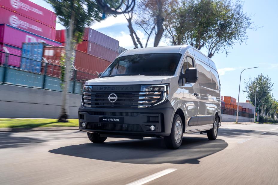 Dynamic ¾ front picture of all-new Nissan Interstar-e
