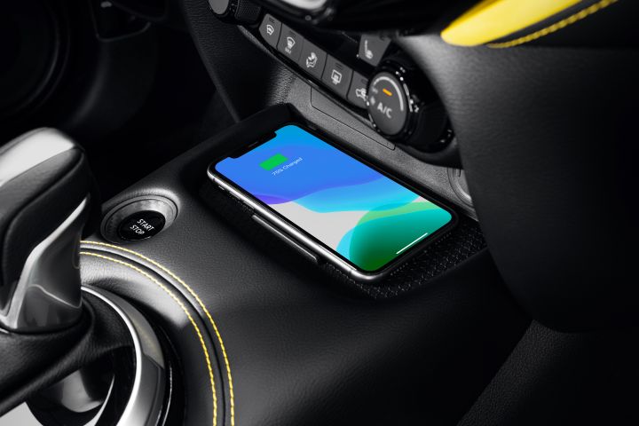 Innenraum Nissan Juke Detail Mittelkonsole mit Smartphone in Ladeschale
