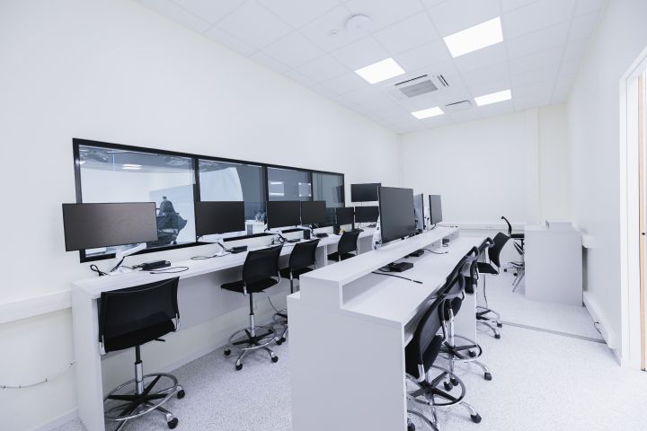 Ingenieur-Raum mit Blick auf den Rennsimulator im Nissan Formel E Headquarter