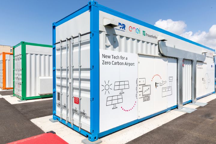 Das Bild zeigt einen Teil des Batteriespeichersystems am Flughafen Rom-Fiumicino, für das Nissan 84 ausgediente LEAF-Batterien bereitgestellt hat.