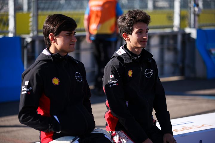 Os pilotos da equipe Nissan de Formula E  Caio Collet, esquerda,  e Gabriele Minì, direita, após realizarem o “teste de novatos’’