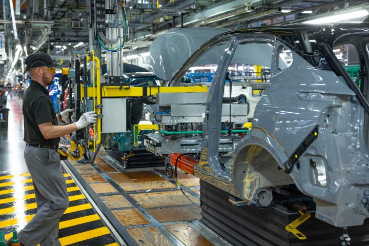 Einbau der e‑POWER-Batterie in einen Nissan Qashqai im Nissan Werk Sunderland