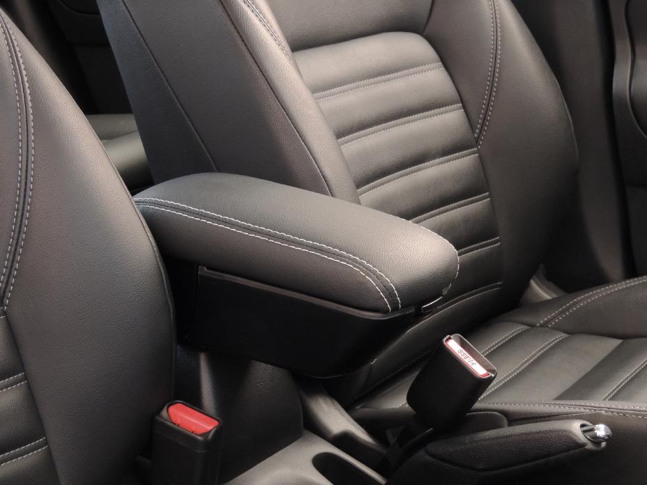 Imagem mostra o banco cinza do motorista do Nissan Kicks com foco no apoio de braço do lado direito