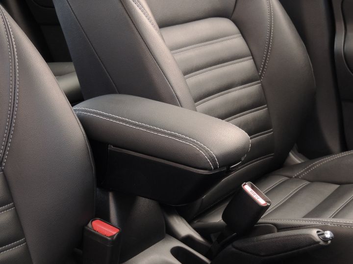 Imagem mostra o banco cinza do motorista do Nissan Kicks com foco no apoio de braço do lado direito