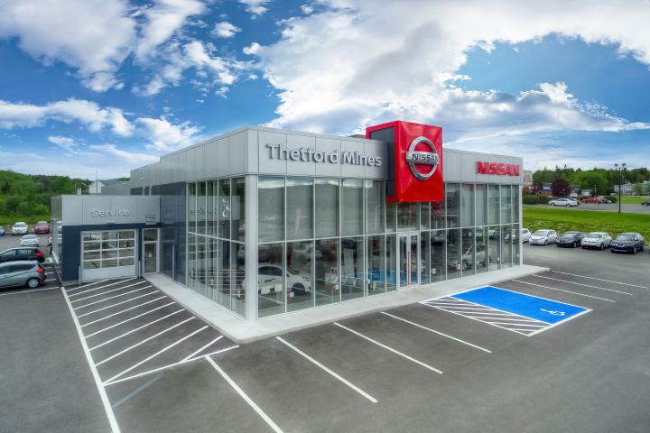 Une vue d'une concession Nissan.