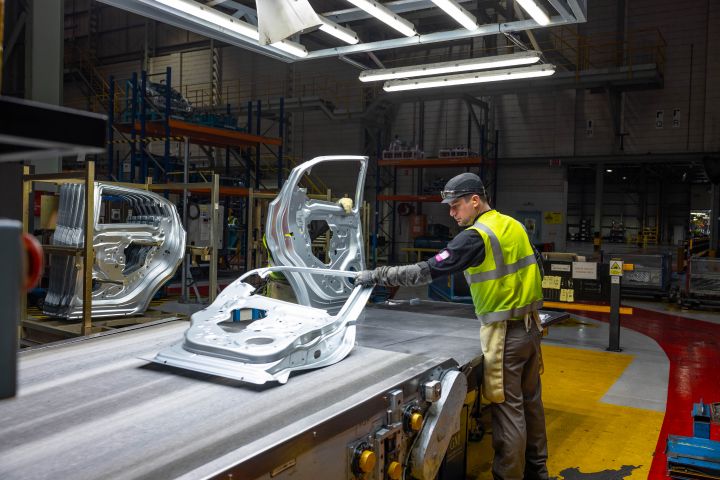Qualitätskontrolle von Fahrzeugteilen im Nissan Werk in Sunderland