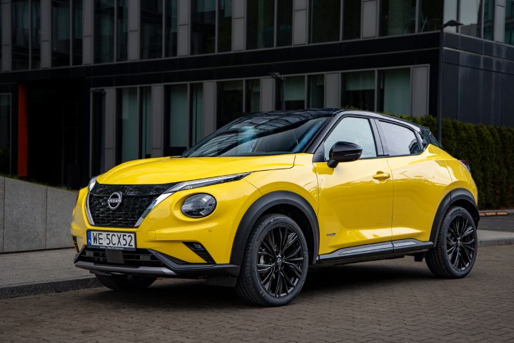 Żółty Nissan Juke stojący przed budynkiem