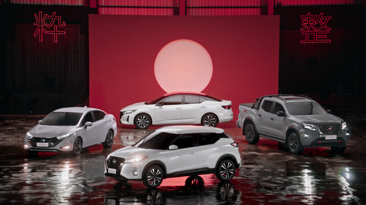 Cartaz de anúncio da nova plataforma de varejo da Nissan, com 4 modelos de carro da marca em um fundo vermelho que faz alusão a bandeira japonesa