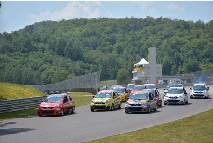 Plusieurs Nissan Micra roulant sur la piste de course