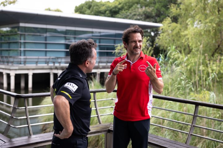 Aufnahme im Querformat von Tommaso Volpe, Geschäftsführer und Teamchef des Nissan Formula E Teams, und Roger Griffiths, Teamchef von Andretti Formula E, im Gespräch, wobei Griffiths Volpe ansieht und nicht in die Kamera blickt.