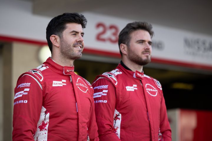 Norman Nato und Oliver Rowland stehen in ihren roten Rennanzügen des Nissan Formula E Teams in der Boxengasse.