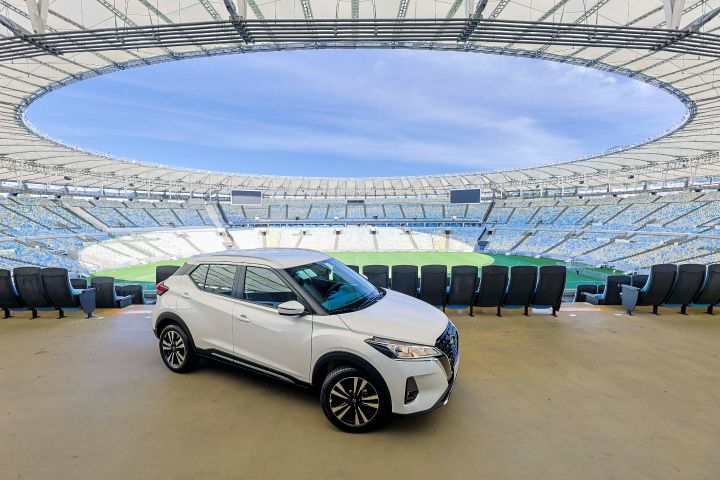 Modelo Nissan Kicks Play na cor branca dentro do estádio Maracanã na área da arquibancada