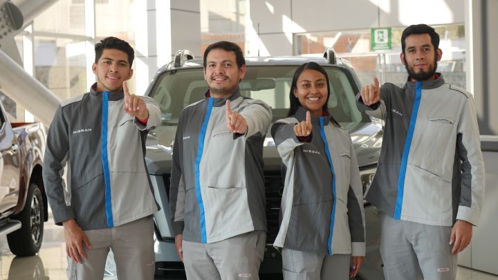 Cuatro colaboradores de Planta Civac, tres hombres y una mujer, frenta a una Nissan Frontier gris.