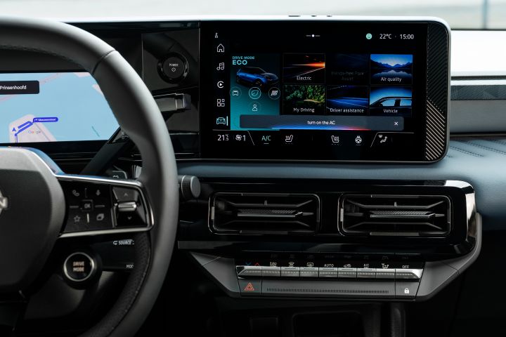 Cockpit im Innenraum des neuen Nissan Micra mit Fokus auf den Infotainmentbildschirm, auf dem Klimatisierungseinstellungen zu sehen sind