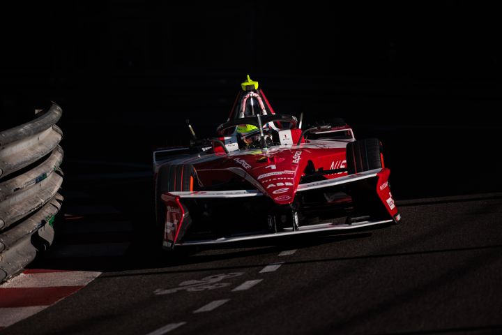 Frontalaufnahme von Oliver Rowland, wie er während des Monaco-E-Prix-Wochenendes im Nissan Formula E Rennwagen mit der Startnummer 1 nach rechts abbiegt.