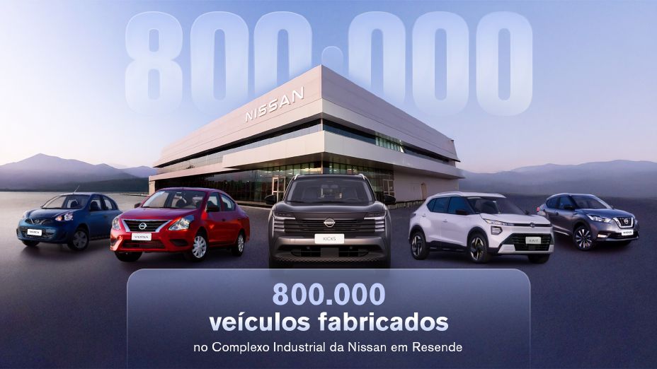 Montagem com os modelos fabricados em no Complexo Industrial de Resende colocados lado a lado com o Kicks cinza no centro. Ao fundo, está a fábrica da Nissan com o número 800.000 no céu. Na parte de baixo um texto diz “800.000 veículos fabricados no Complexo Industrial da Nissan em Resende”