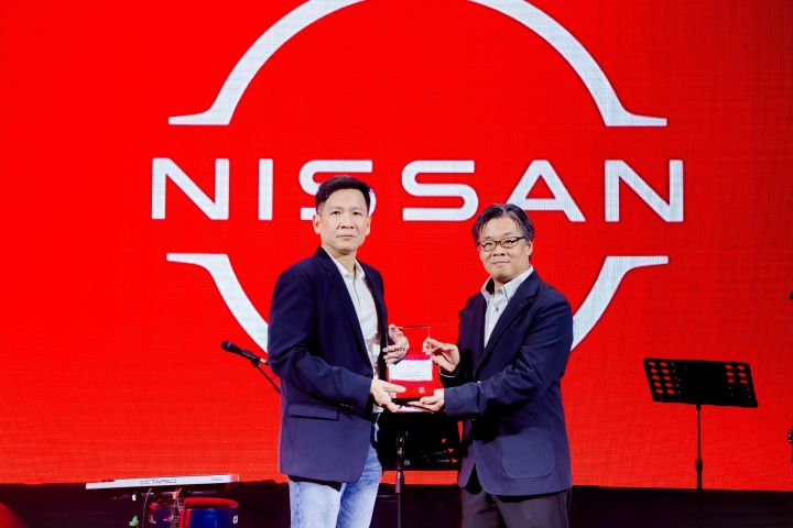 Takaaki Yanagi, Senior Vice President of Nissan Thailand, presented the Nissan Global Award trophy to Nitiruj Sodsrisuvarn, Managing Director of Siam Nissan Burapaprachin.