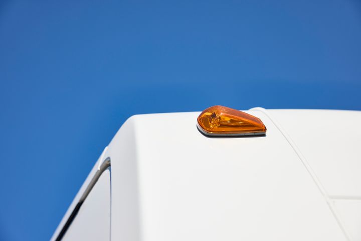 Detailaufnahme eines orangen Begrenzungslichts am Dach des Nissan Interstar-e mit MobiTEC Ausbau