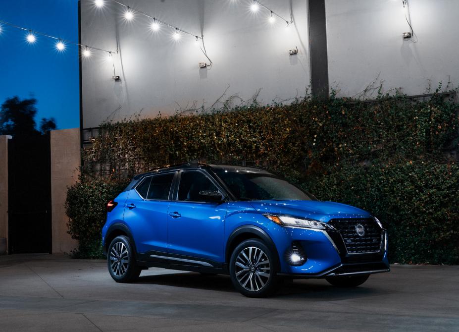 Nissan Kicks azul en primer plano