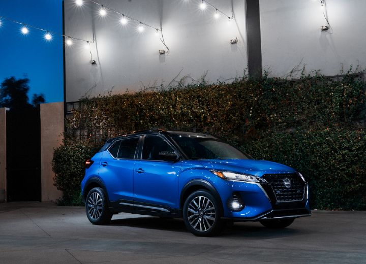 Nissan Kicks azul en primer plano
