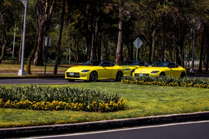 Un grupo de Nissan Z amarillos en la carretera.