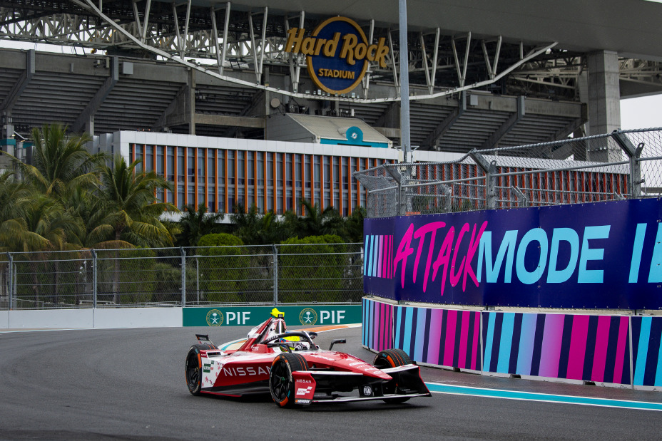 Monolugar vermelho da Nissan Formula E Team visto de ¾ em pista com Hard Rock de fundo