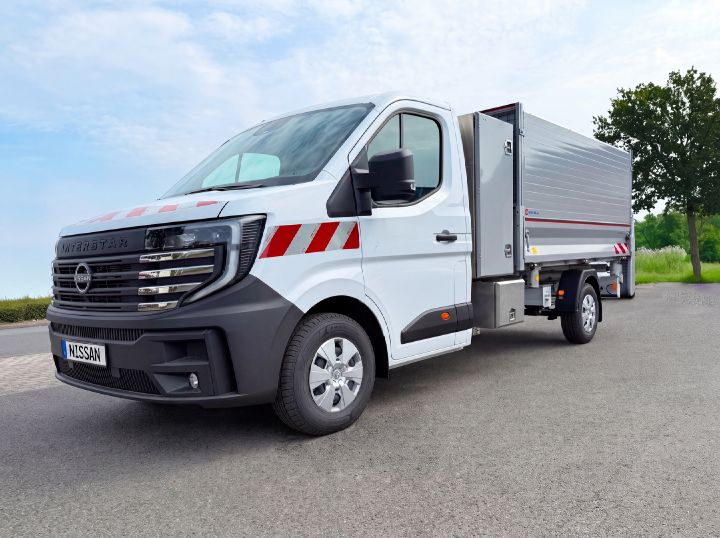 3/4 Frontansicht eines Nissan Interstar Drei-Seiten-Kippers, der auf einem Parkplatz steht